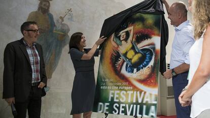 Mar&iacute;a Ca&ntilde;as y Antonio Mu&ntilde;oz descubren el cartel del Festival de Cine de Sevilla.