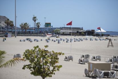 Playa de las Vistas (Tenerife) sin turistas, debido al estado de alarma decretado por el Gobierno por la pandemia de coronavirus, este viernes.