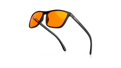 Gafas con bloqueo de luz azul sobre fondo blanco.