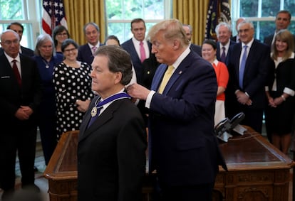 Donald Trump condecora al economista Arthur Laffer en la Casa Blanca en 2019.