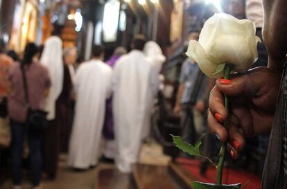 Fiéis assistam à missa em homenagem às vítimas do ataque dentro da Catedral Municipal de Campinas.