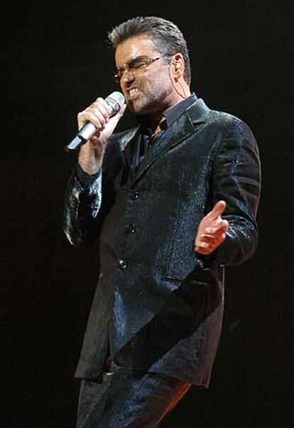 El cantante británico George Michael, durante el concierto  celebrado anoche en el Palacio de los Deportes de Madrid.