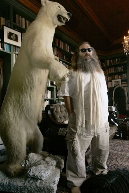 El productor musical Rick Rubin con un oso en su casa de Los Ángeles.