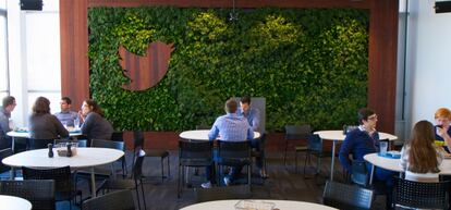 Muro de plantas en la cafeter&iacute;a de la sede de Twitter en San Francisco (California).
