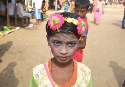 En esta foto tomada el 22 de agosto de 2018, una niña refugiada Rohingya posa con su ropa nueva y la cara pintada con motivo de la celebración de la festividad de 'Eid Al-Adha' en el campo de refugiados en Balukhali Ukhia (Bangladesh).