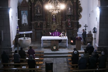 Solo 4 de las 15 iglesias de Nieto tiene calefacción. En el resto hay estufas, menos en una. La duración de una misa entre semana ronda los 25 minutos.