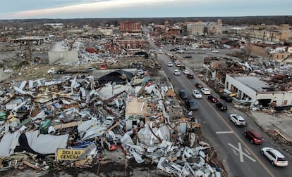 Danos causados ​​na cidade de Mayfield (Kentucky). Até 30 tornados devastaram tudo em seu caminho pelos Estados de Kentucky, Illinois, Missouri, Arkansas, Mississippi e Tennessee.