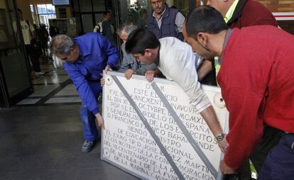 Retirada, en 2010, de una placa franquista de la Universidad de Sevilla.