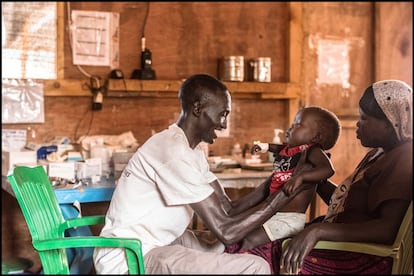 Un trabajador de MSF sur sudanés atiende a un niño.
