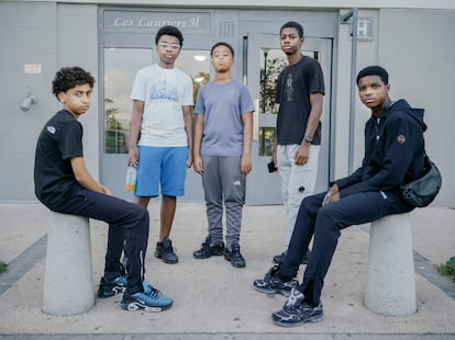 Un grupo de chicos, con sueños de ser futbolistas, posa delante de una de las entradas de los edificios del barrio de Les Cèdres.