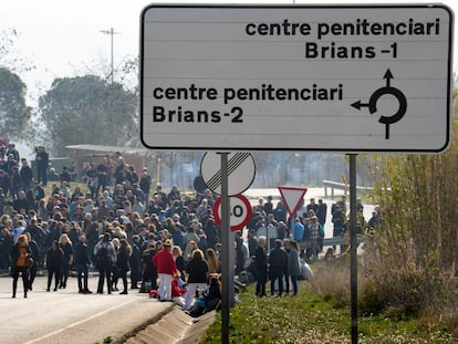 GRAFCAT1390. BRIANS (BARCELONA), 15/03/2024.- Grupos de funcionarios de prisiones bloquean desde primera hora de la mañana los accesos a los centros penitenciarios de Can Brians, así como otras cárceles catalanas, en protesta por el asesinato de una cocinera de la prisión de Mas d'Enric, en El Catllar (Tarragona), y para pedir mayores medidas de seguridad y que cese la cúpula penitenciaria. EFE/Enric Fontcuberta
