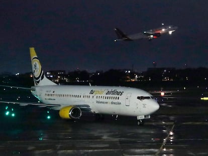 El avión de la aerolínea venezolana Turpial llega al Aeropuerto El Dorado de Bogotá, procedente de Caracas.