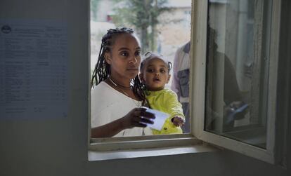 Una mujer de la comunidad de Zarespiki (Adís Abeba), espera a que atiendan a su hija en el centro de salud.