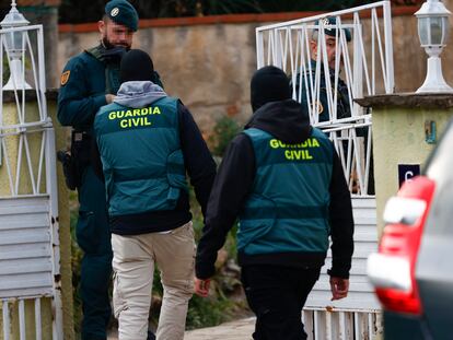 Agentes de la Guardia Civil durante una operación antiyihadista en Martorell (Barcelona), el pasado enero.