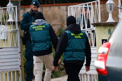 Agentes de la Guardia Civil durante una operación antiyihadista en Martorell (Barcelona), el pasado enero.