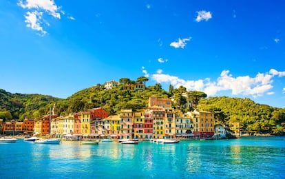 Vista panorámica desde el mar de la localidad turística de Portofino, en la costa de Liguria (Italia).