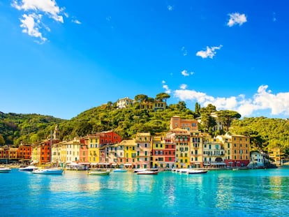 Vista panorámica desde el mar de la localidad turística de Portofino, en la costa de Liguria (Italia).