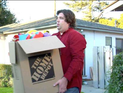<b>Tim Jones sacando todos los productos made in China de su casa</b>