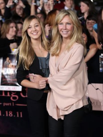 La actriz Heater Locklear junto a su hija, Ava Sambora, en el estreno de 'La saga Crepúsculo: Amanecer - Parte I', en Los Ángeles.