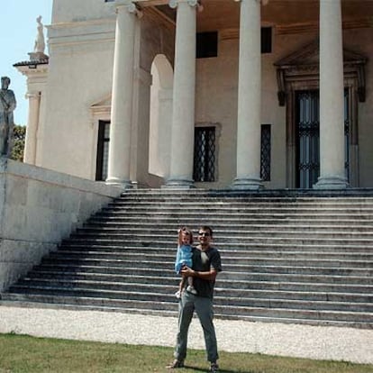 Carlos Ollo y su hija Irene, frente a la Villa Rotonda.