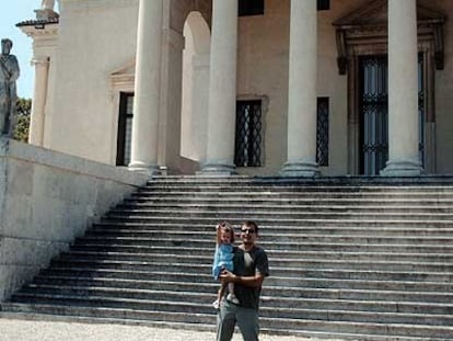 Carlos Ollo y su  hija Irene, frente a la Villa Rotonda.