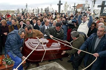 Entierro en el cementerio de Valdestillas (Valladolid) de uno de los nueve republicanos fusilados en 1936.