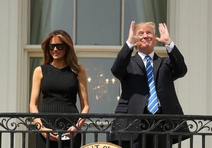 Donald Trump bromea junto a su mujer, Melania, antes de ver el eclipse de sol en la Casa Blanca.