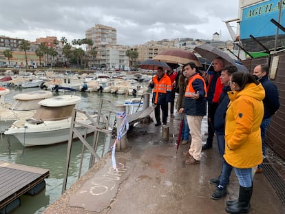 El consejero José Ramón Díez de Revenga comprueba en Águilas (Murcia) los daños causados por el temporal en el puerto pesquero del municipio, este martes.