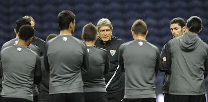 M&aacute;laga&#039;s Chilean coach Manuel Pellegrini (C) talks to his players during a training session at Dragao Stadium in Porto, on February 18, on the eve of the match against Porto. 