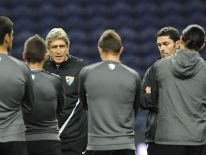 M&aacute;laga&#039;s Chilean coach Manuel Pellegrini (C) talks to his players during a training session at Dragao Stadium in Porto, on February 18, on the eve of the match against Porto. 