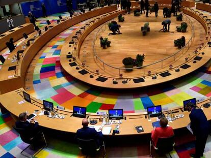 Panorámica de la sala donde se reunieron los líderes europeos, el 2 de octubre, para tratar sobre el reparto del fondo de recuperación. 