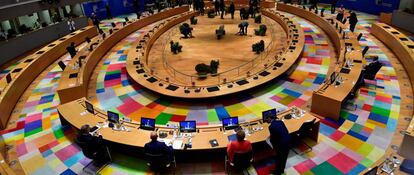 Panorámica de la sala donde se reunieron los líderes europeos, el 2 de octubre, para tratar sobre el reparto del fondo de recuperación. 