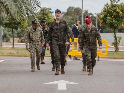 El rey Felipe VI, este miércoles, a su llegada al Cuartel General Terrestre de Alta Disponibilidad y el Regimiento de Operaciones de Información, en la Base Jaime I, en Bétera (Valencia).