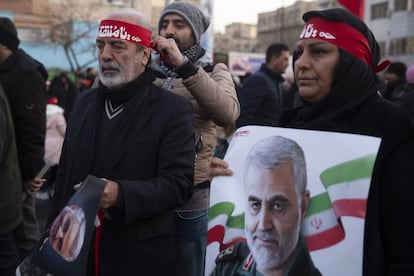 En una gélida y soleada mañana, una marea humana invadió las avenidas Enghelab ("Revolución" en persa), Azadi ("Libertad") y sus alrededores, con banderas rojas (el color de la sangre de los "mártires") o iraníes, pero también libanesas e iraquíes.