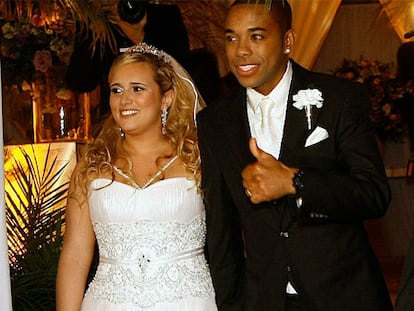 Robinho, ex jugador del Real Madrid que actualmente está en las filas del Manchester City de Inglaterra, se ha casado con su novia Vivian Junis. La pareja, que tiene un hijo en común, se ha dado el <i>si quiero</i>en la ciudad brasileña de Guarujá, en São Paulo.