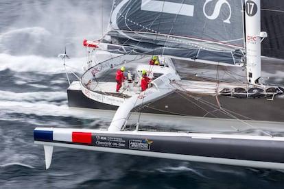 El maxi trimarán francés Idec Sport.
