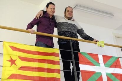 El presidente de Sortu, Hasier Arraiz, y el diputado de la CUP David Fernández en un acto celebrado en Vitoria.