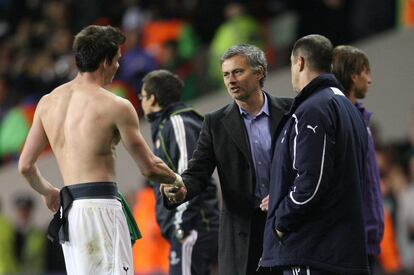 Mourinho saluda a Bale en 2011 tras un Tottenham-Madrid. 
