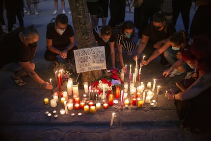 Concentración en Sevilla tras el repunte de asesinatos machistas y el hallazgo del cuerpo de la pequeña Olivia en la costa canaria.