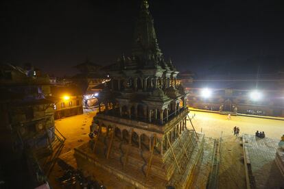 Templo de Krisna, apuntalado, en la plaza Patan en Katmandú.