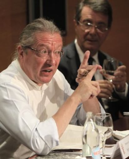 El director del Real, Gerard Mortier (al fondo), acompa&ntilde;a al director musical Sylvain Cambreling (en primer plano) en la presentaci&oacute;n de la nueva temporada del Coliseo madrile&ntilde;o. 