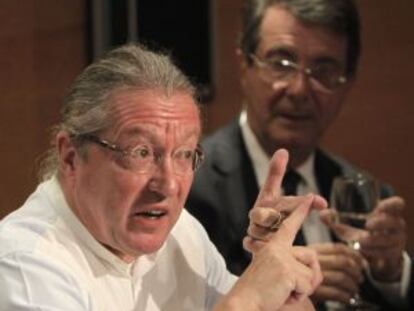 El director del Real, Gerard Mortier (al fondo), acompaña al director musical Sylvain Cambreling (en primer plano) en la presentación de la nueva temporada del Coliseo madrileño.