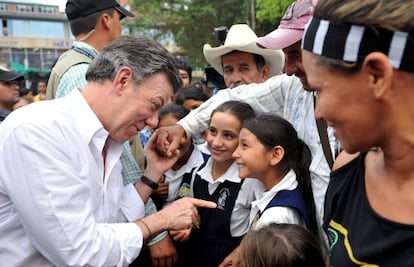 El presidente colombiano, Juan Manuel Santos, saludando ayer en San Vicente del Cagu&aacute;n a j&oacute;venes estudiantes.