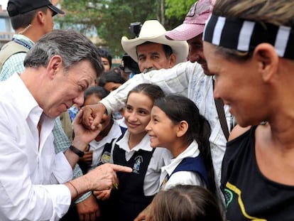 El presidente colombiano, Juan Manuel Santos, saludando ayer en San Vicente del Cagu&aacute;n a j&oacute;venes estudiantes.