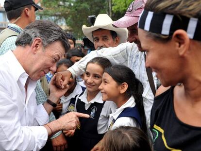 El presidente colombiano, Juan Manuel Santos, saludando ayer en San Vicente del Cagu&aacute;n a j&oacute;venes estudiantes.