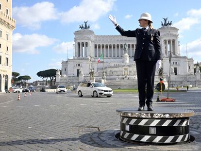 La agente Cristina Corbucci dirige el tráfico desde el podio de la Piazza Venezia.
