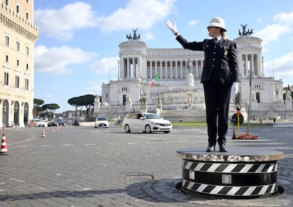 La agente Cristina Corbucci dirige el tráfico desde el podio de la Piazza Venezia.