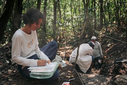 Eva Lemonnier, líder del proyecto, toma registro de todos los hallazgos.