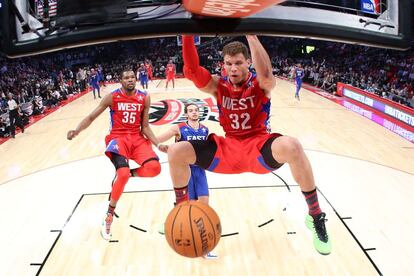 Blake Griffin machaca el aro junto a Kevin Durant y Joaquim Noah