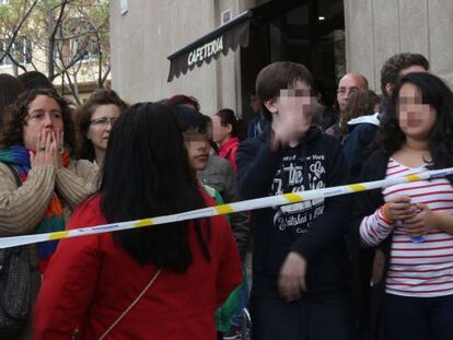 Pares i alumnes de l'institut Joan Fuster.